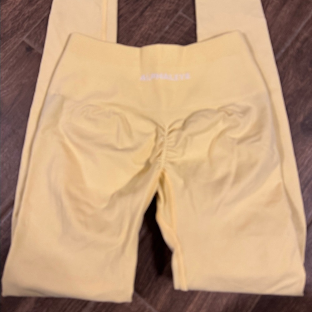 Alphalete amplify leggings in lemonade